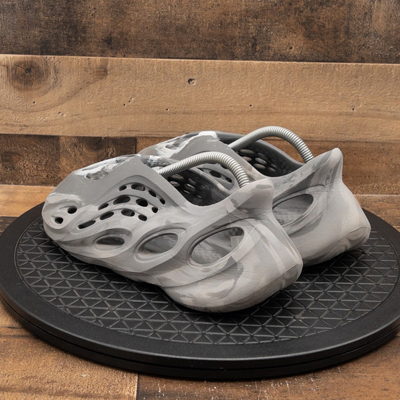 YEEZY FOAM RNNR MX GRANITE MENS ATHLETIC SHOES CASUAL GRAY WHITE ADIDAS SIZE 7 - Picture 6 of 9
